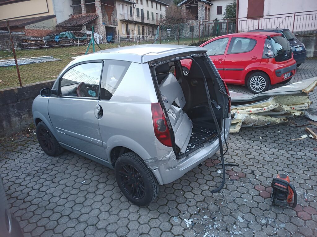 Cuvio: divelto un tetto in lamiera Cuvio: divelto tetto in lamiera