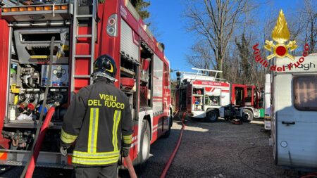 Cassano Magnago: incendio in un campo nomadi