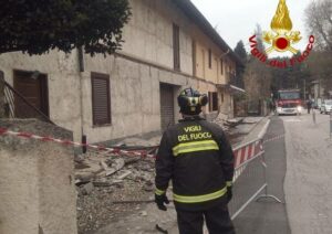 Somma Lombardo: crolla un balcone