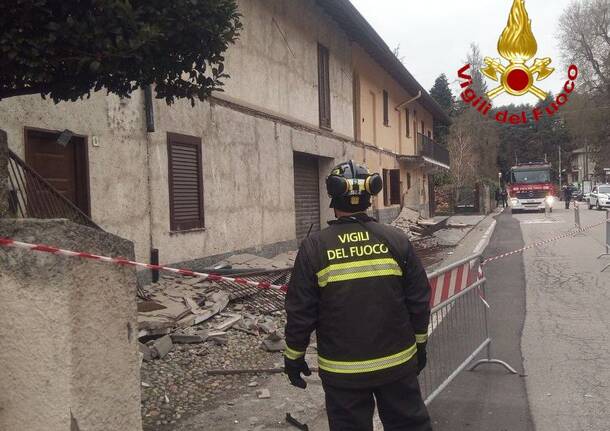 Somma Lombardo: crolla un balcone