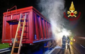 Camion in fiamme sulla A26