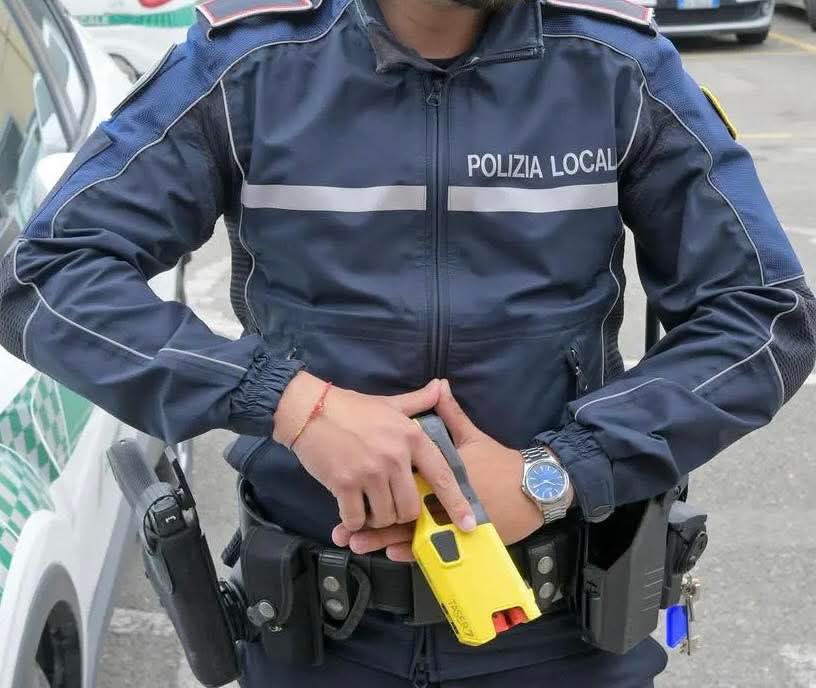 Mantova: uomo armato di coltello minaccia passanti, fermato con il taser