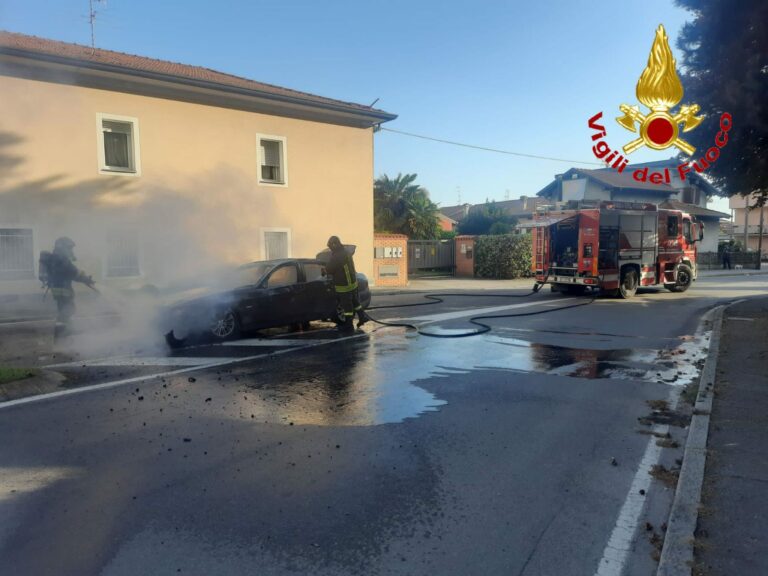 Cassano Magnago: auto in fiamme