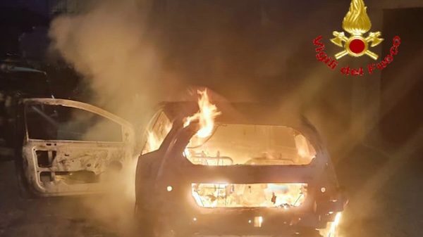 Cuasso al Monte: auto in fiamme