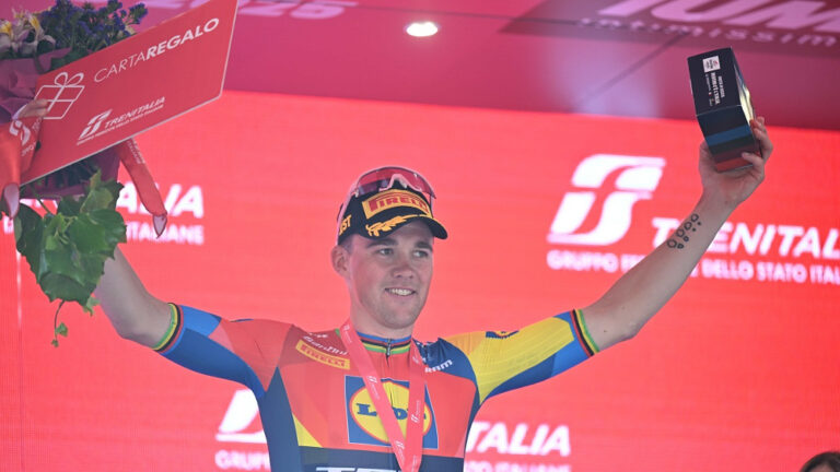 Giro d'Italia, a Napoli vince Kaden Groves e Mads Pedersen conserva la maglia rosa