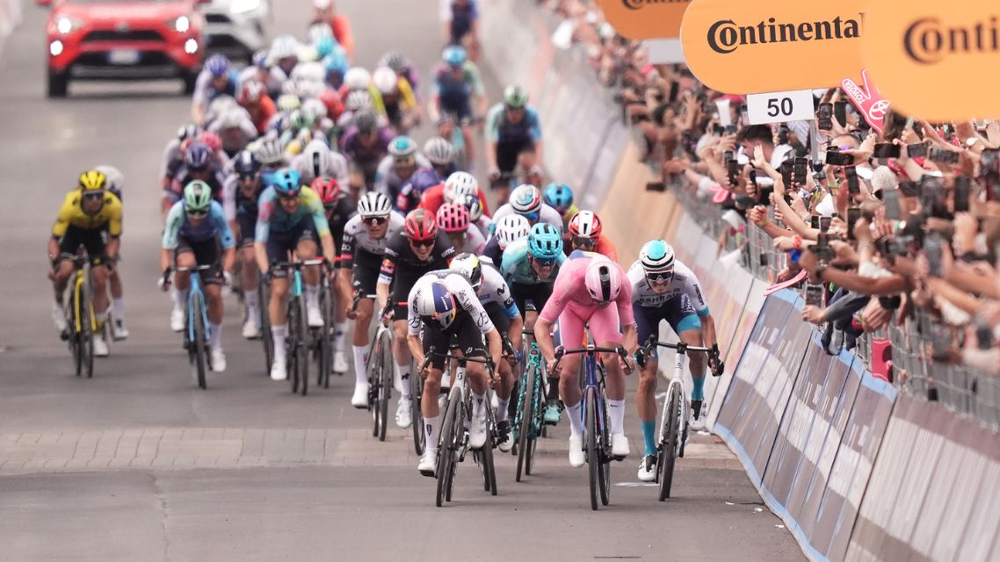 Giro d'Italia, a Napoli vince Kaden Groves e Mads Pedersen conserva la maglia rosa