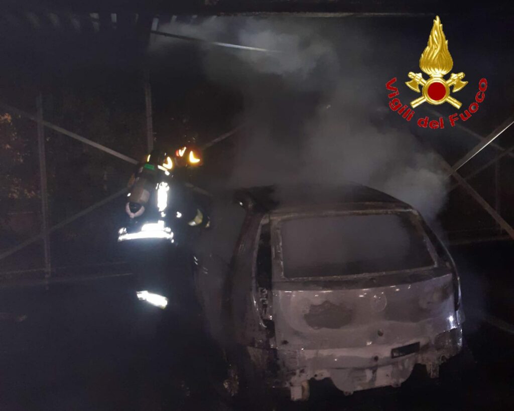 Tradate: auto in fiamme