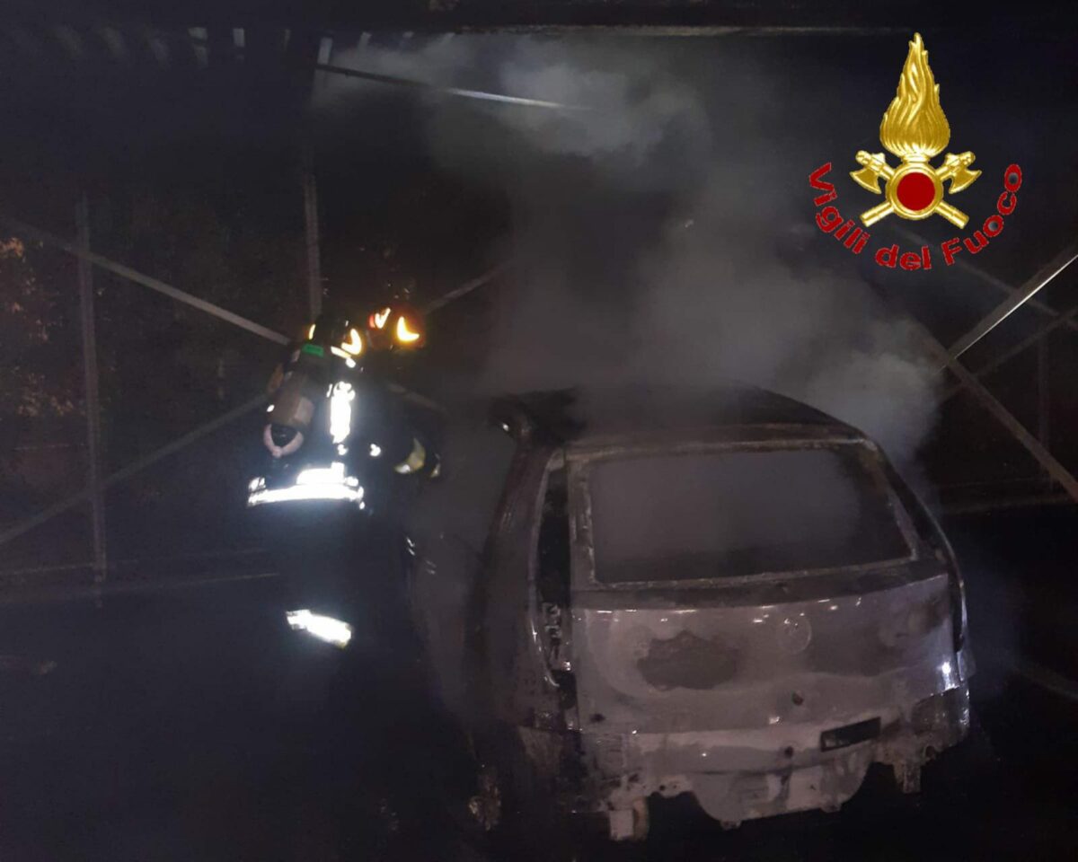 Tradate: auto in fiamme
