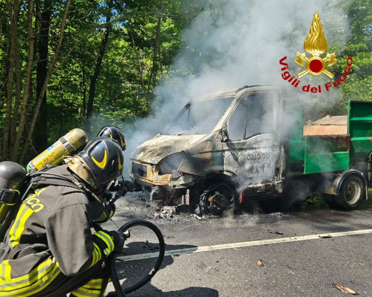 Montegrino Valtravaglia: camion in fiamme