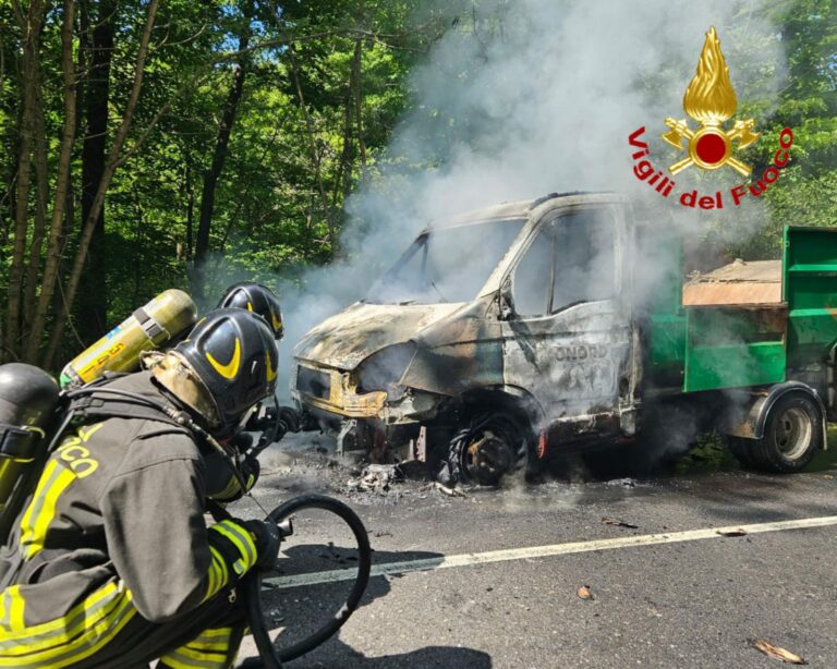 Montegrino Valtravaglia: camion in fiamme