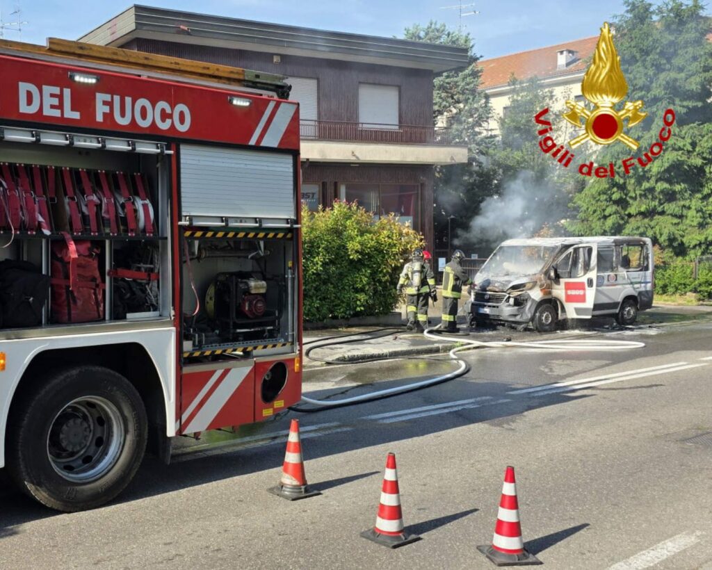 Saronno: furgone in fiamme