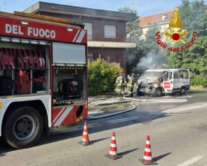 Saronno: furgone in fiamme