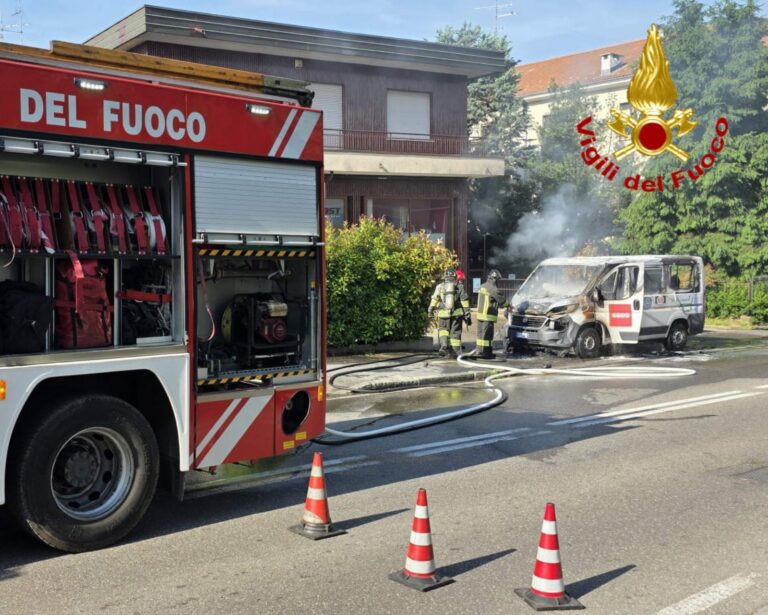 Saronno: furgone in fiamme