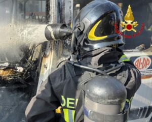 Saronno: furgone in fiamme