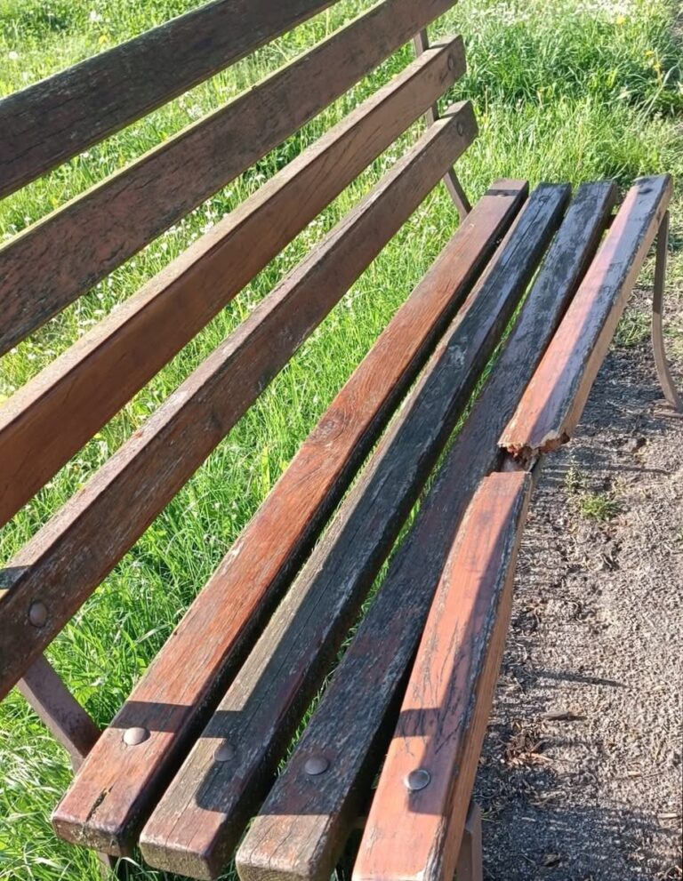 Casorate Sempione: vandalizzata la panchina di via Isonzo