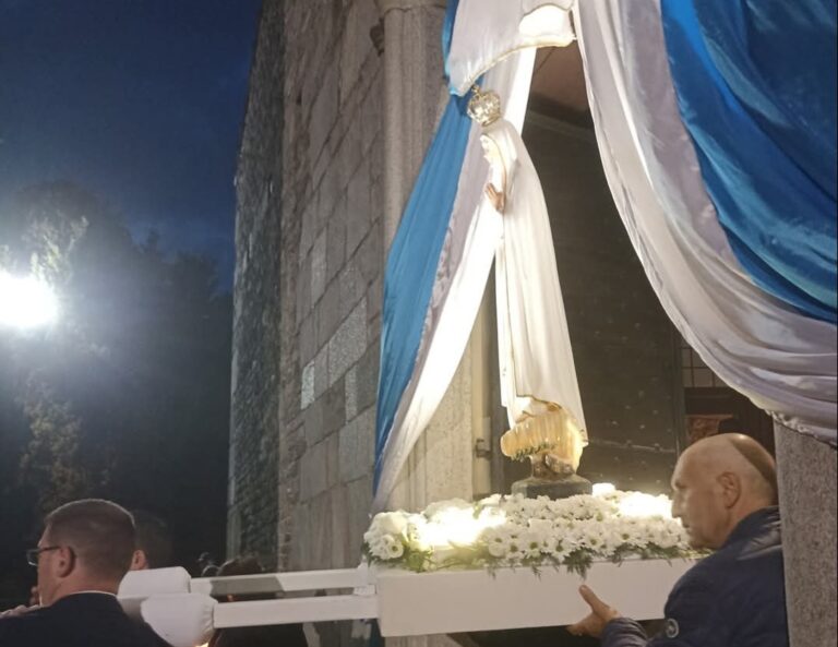 Arsago Seprio: processione Mariana aux flambeaux