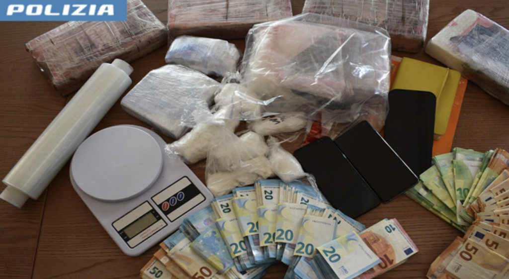 Busto Arsizio, arrestato marocchino, droga e 30 mila euro