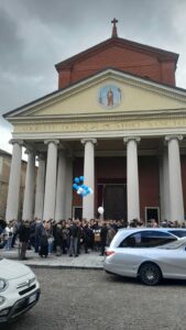 Si sono conclusi poco fa i funerali di Matteo Brunazzo giovane ventiquattrenne prematuramente scomparso Fagnano Olona.