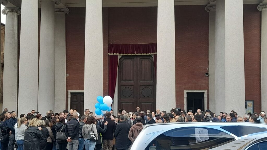 Si sono conclusi poco fa i funerali di Matteo Brunazzo giovane ventiquattrenne prematuramente scomparso Fagnano Olona.