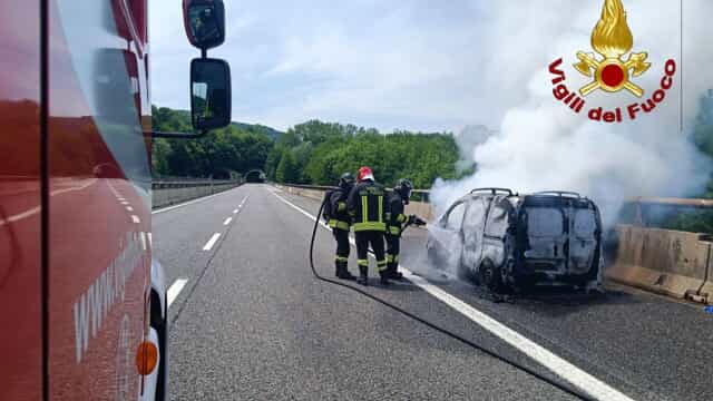 Furgone in fiamme sulla A26