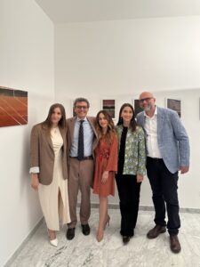 Terra Rossa: l'arte di Velasco Vitali e le fotografie Nicola Galli trasformano la sede degli studi legali BIPART e De Bedin & Lee in un campo di visioni