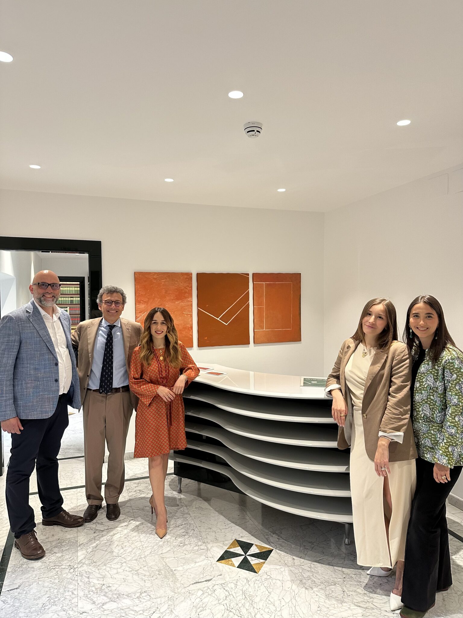 Terra Rossa: l’arte di Velasco Vitali e le fotografie Nicola Galli Terra Rossa: l'arte di Velasco Vitali e le fotografie Nicola Galli trasformano la sede degli studi legali BIPART e De Bedin & Lee in un campo di visioni