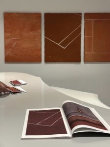 Terra Rossa: l'arte di Velasco Vitali e le fotografie Nicola Galli trasformano la sede degli studi legali BIPART e De Bedin & Lee in un campo di visioni