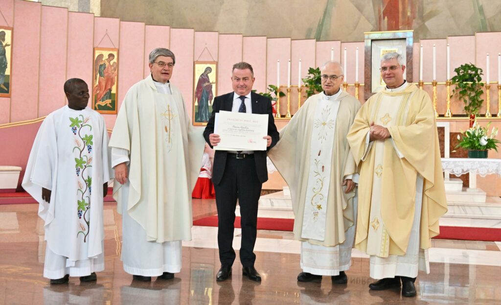 Mauro Ghisellini: Cavaliere di San Silvestro Papa Mauro Ghisellini: Cavaliere di San Silvestro Papa