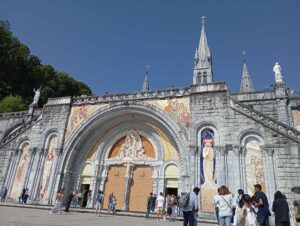 a due passi dal Santuario