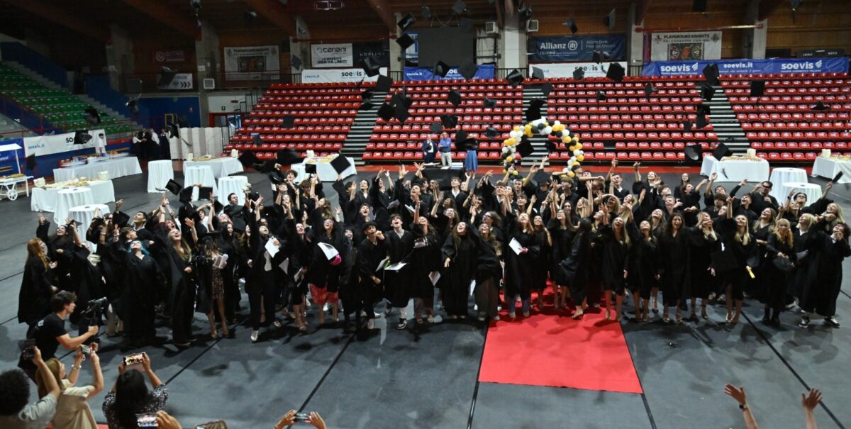 Acof, 500 invitati, festa diplomati