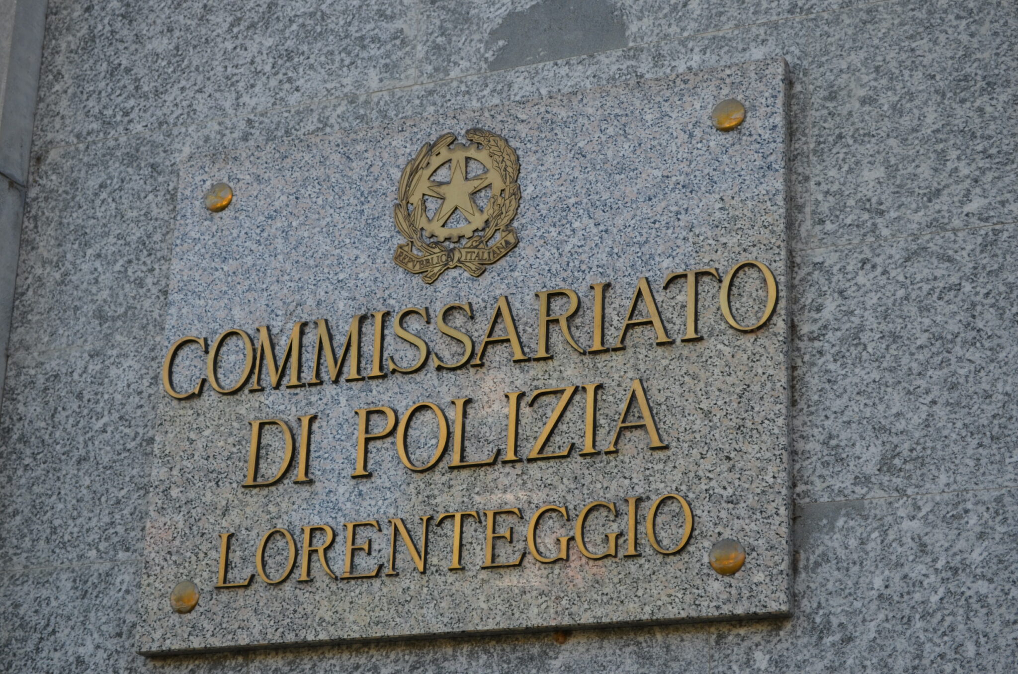 Milano: arrestato 34enne per furto aggravato e violenza a pubblico ufficiale La Polizia di Stato ha arrestato a Milano un cittadino italiano di 34 anni. L’uomo ha precedenti penali ed era già sottoposto alla misura cautelare dell’obbligo di presentazione alla polizia giudiziaria. È accusato di furto aggravato, violenza o minaccia a pubblico ufficiale, resistenza e lesioni personali. Il furto in via Lucca Domenica mattina, intorno alle 12, un poliziotto libero dal servizio ha notato il 34enne in via Lucca. L’uomo si è avvicinato a un’auto parcheggiata e ha infranto il deflettore posteriore con un oggetto. Poi si è introdotto all’interno del veicolo e ha iniziato a rovistare. L’intervento del poliziotto Il poliziotto, in servizio presso il Commissariato Lorenteggio, ha assistito alla scena. Si è qualificato e ha cercato di bloccare il ladro, che ha tentato la fuga in bicicletta. Inseguimento e colluttazione Dopo un breve inseguimento di qualche centinaio di metri, l’agente ha raggiunto l’uomo in via Prato. Ne è nata una colluttazione. Il proprietario dell’auto ha riportato lesioni giudicate guaribili in sette giorni. L’arresto Il poliziotto è riuscito a immobilizzare il sospettato. La Centrale Operativa della Questura ha inviato le volanti in ausilio. L’uomo è stato accompagnato negli uffici della Polizia di Stato. Indagini su altri episodi Sono in corso accertamenti per verificare se il 34enne sia coinvolto in altri furti. Le indagini si concentrano sulle zone attorno a viale Forze Armate. Misura cautelare ignorata Nonostante fosse sottoposto all’obbligo di presentazione alla polizia giudiziaria, l’uomo ha continuato a delinquere. Questo potrebbe aggravare la sua posizione davanti al giudice. Prontezza dell’agente L’intervento del poliziotto fuori servizio ha impedito il furto. La sua prontezza ha permesso di fermare un soggetto pericoloso. Sicurezza anche fuori servizio L’episodio dimostra l’importanza della vigilanza da parte degli agenti, anche quando non sono in servizio. La sicurezza dei cittadini resta una priorità. Collaborazione tra reparti La sinergia tra il poliziotto e la Centrale Operativa ha garantito un intervento rapido. Le volanti hanno gestito la situazione con professionalità. Reati contestati Al 34enne sono contestati furto aggravato, violenza o minaccia a pubblico ufficiale, resistenza e lesioni personali. La somma delle accuse potrebbe comportare una pena severa. Conclusione L’arresto in via Lucca rappresenta un successo operativo. La Polizia di Stato continua a garantire sicurezza e a contrastare i reati sul territorio. Le indagini proseguono per chiarire eventuali responsabilità in altri episodi.