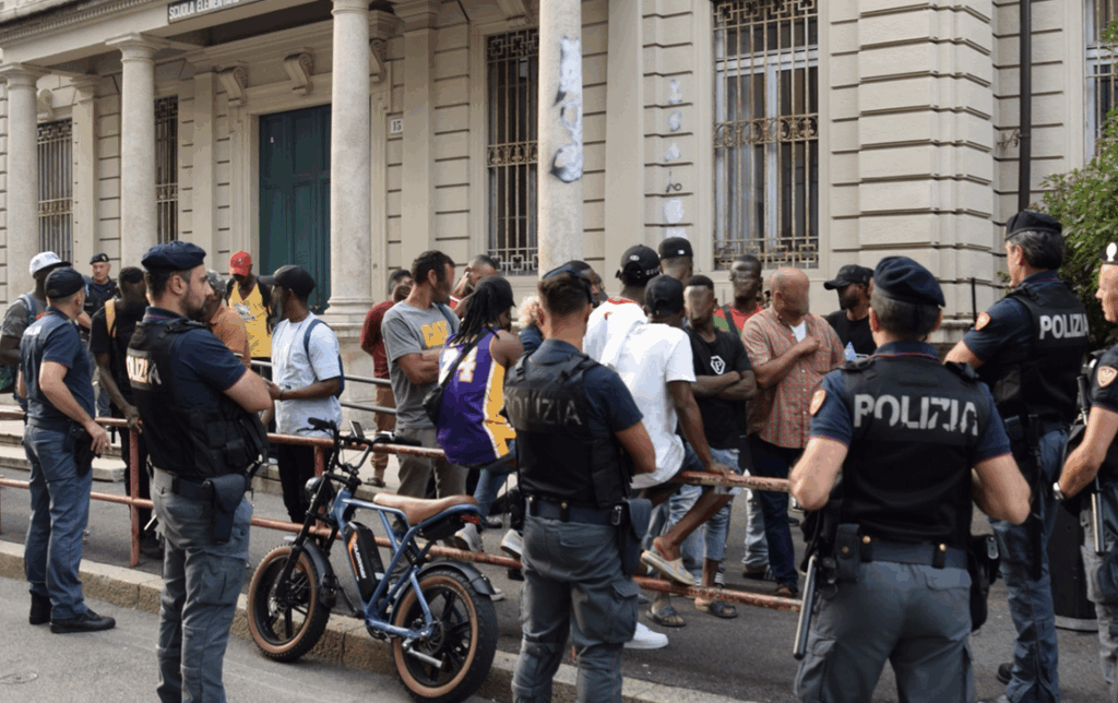 Varese, sicurezza, identificati 30 stranieri, sequestrato droga e armi