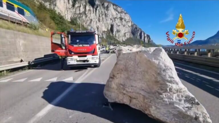 Lecco, masso precipita sulla SS336