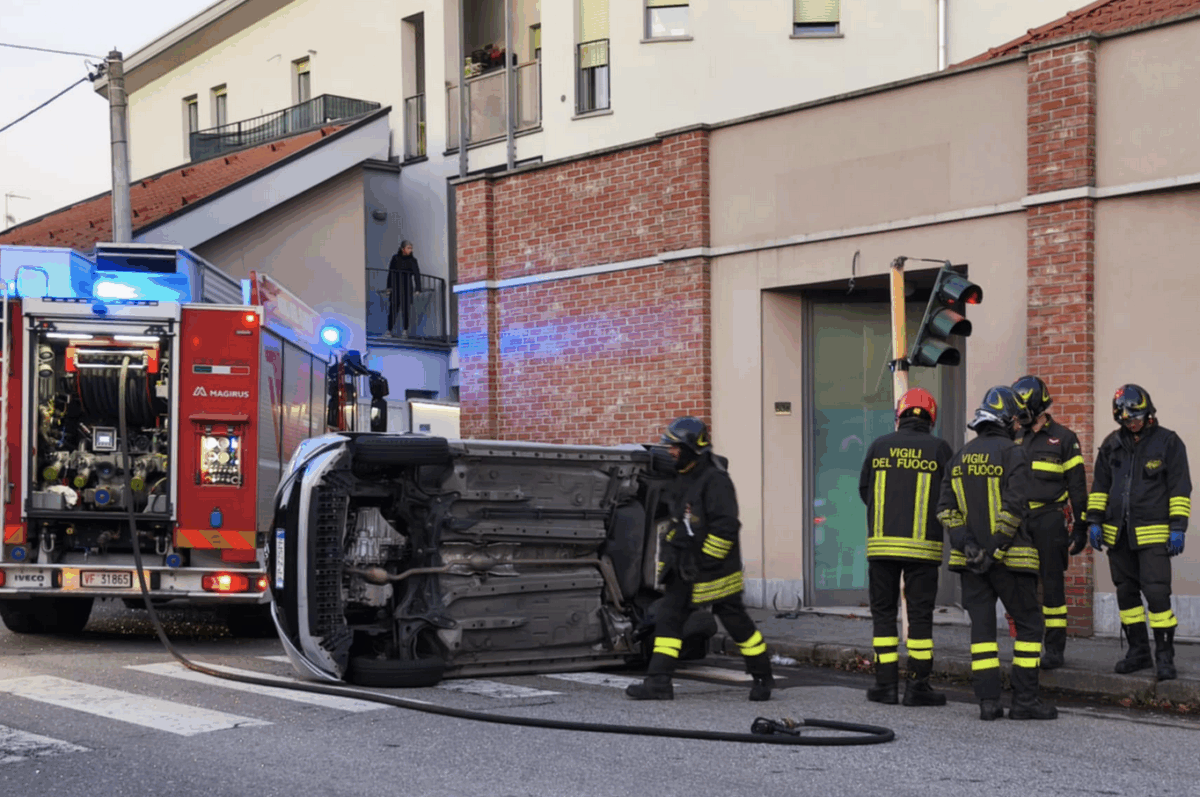 Fagnano Olona, incidente, auto ribaltata, 2 feriti