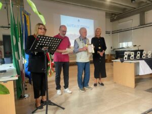 la consegna del riconoscimento