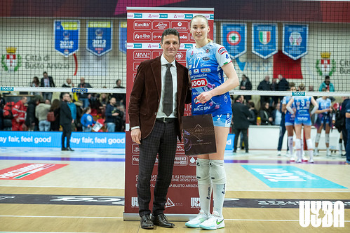 Obossa ha trascinato la UYBA nel derby del Ticino