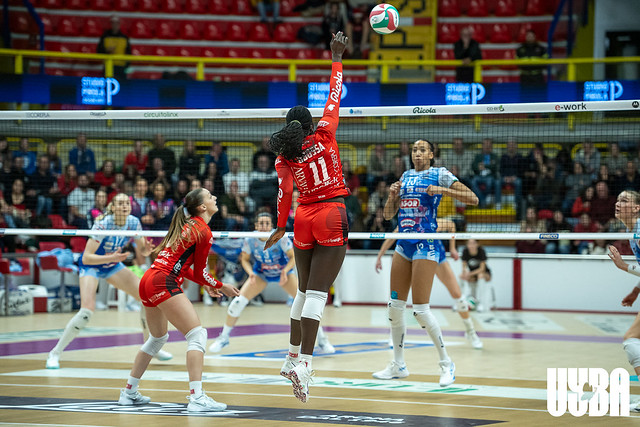 Obossa ha trascinato la UYBA nel derby del Ticino