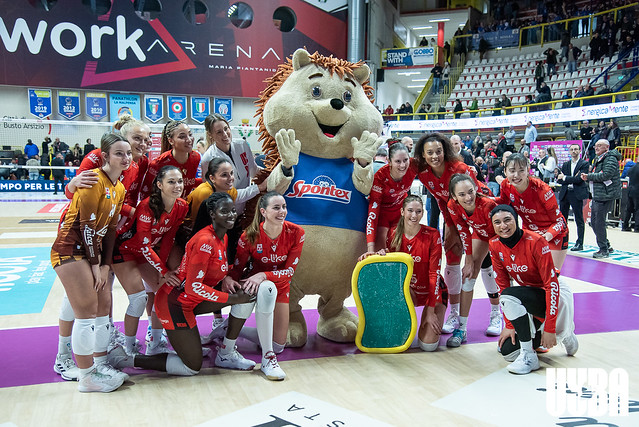 Obossa ha trascinato la UYBA nel derby del Ticino