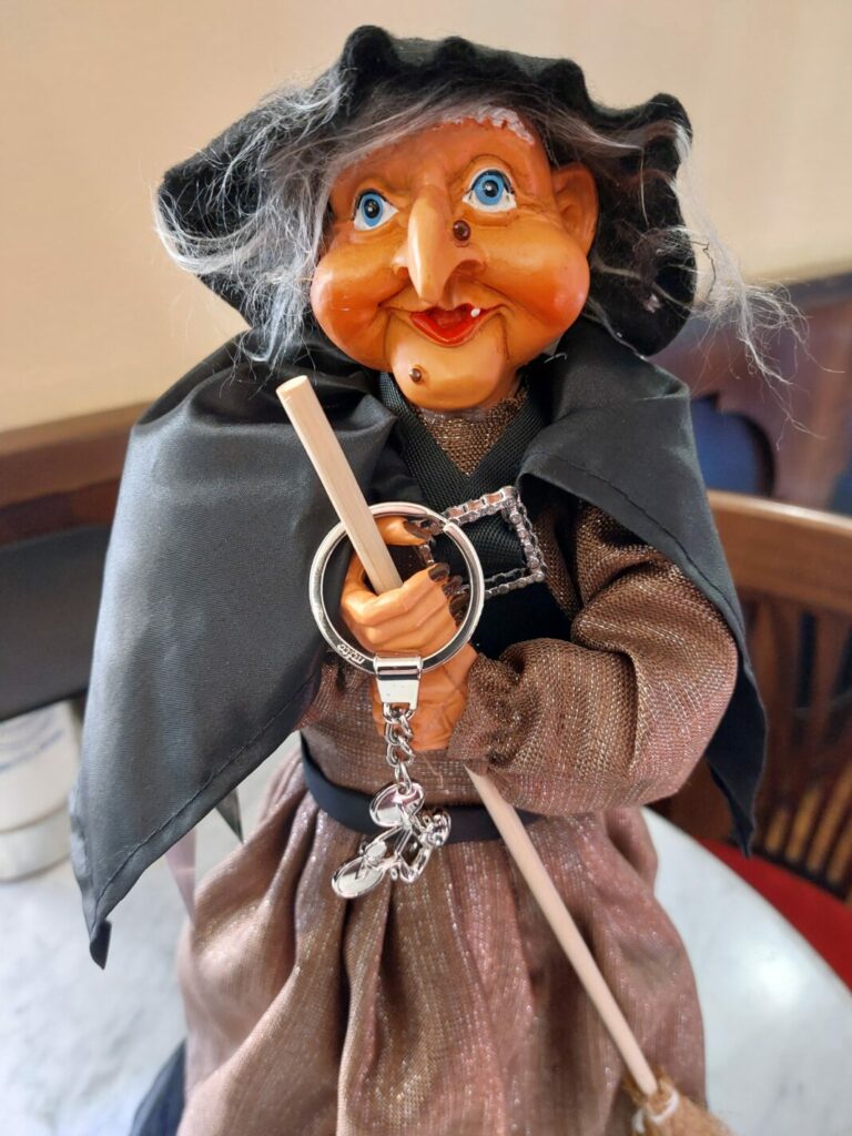 Gavirate attende la befana in bicicletta