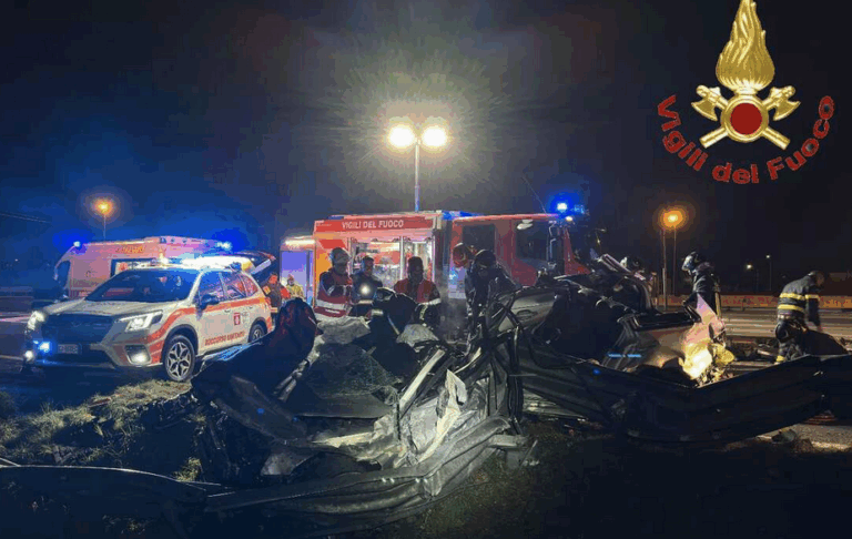 Gallarate, svincolo, A8, A26, incidente, grave, auto contro guard rail