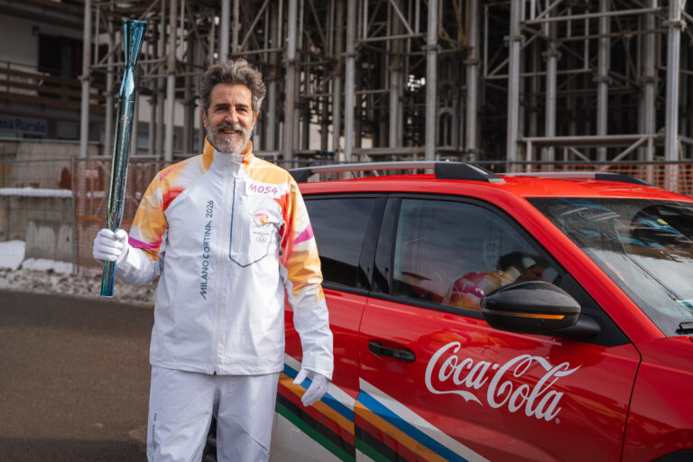 fiamma olimpica di Milano Cortina con Temporelli a Livigno Milano Cortina