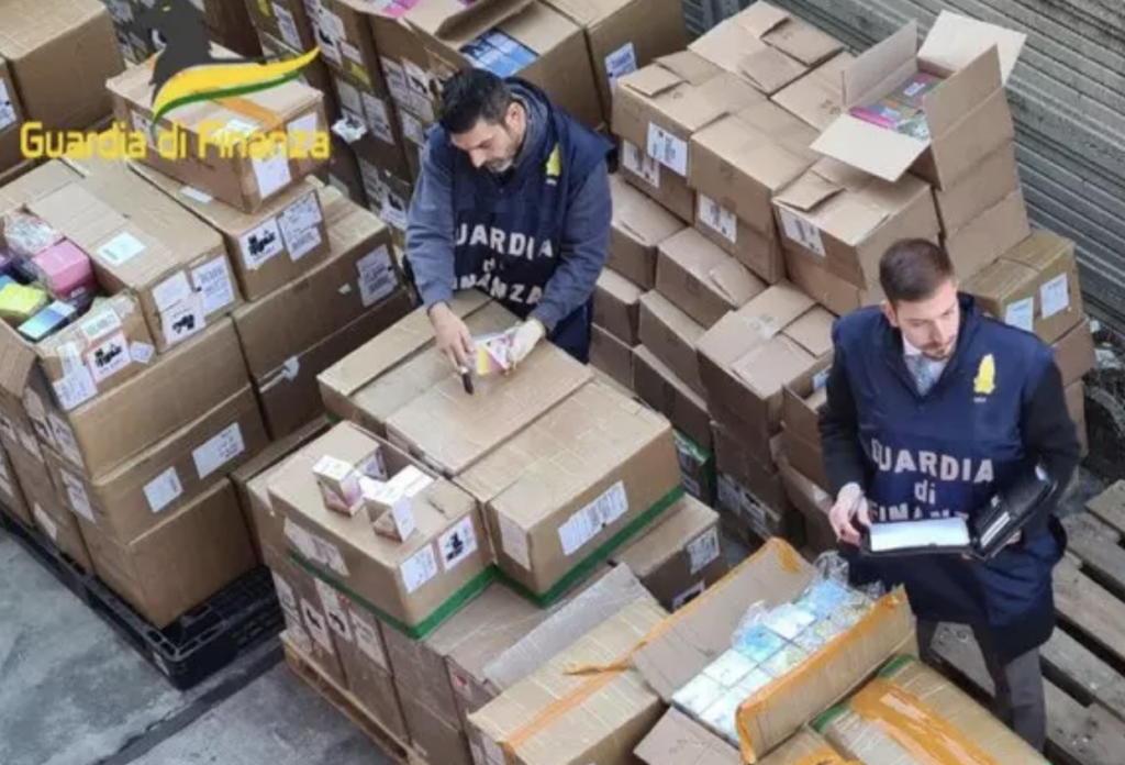 Milano, sequestrati oltre 65.000 false copie di “Giorgio Armani”
