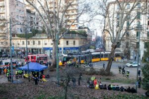Milano, tram deragliato, morti e feriti