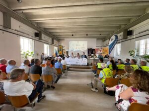 l'affollata conferenza stampa