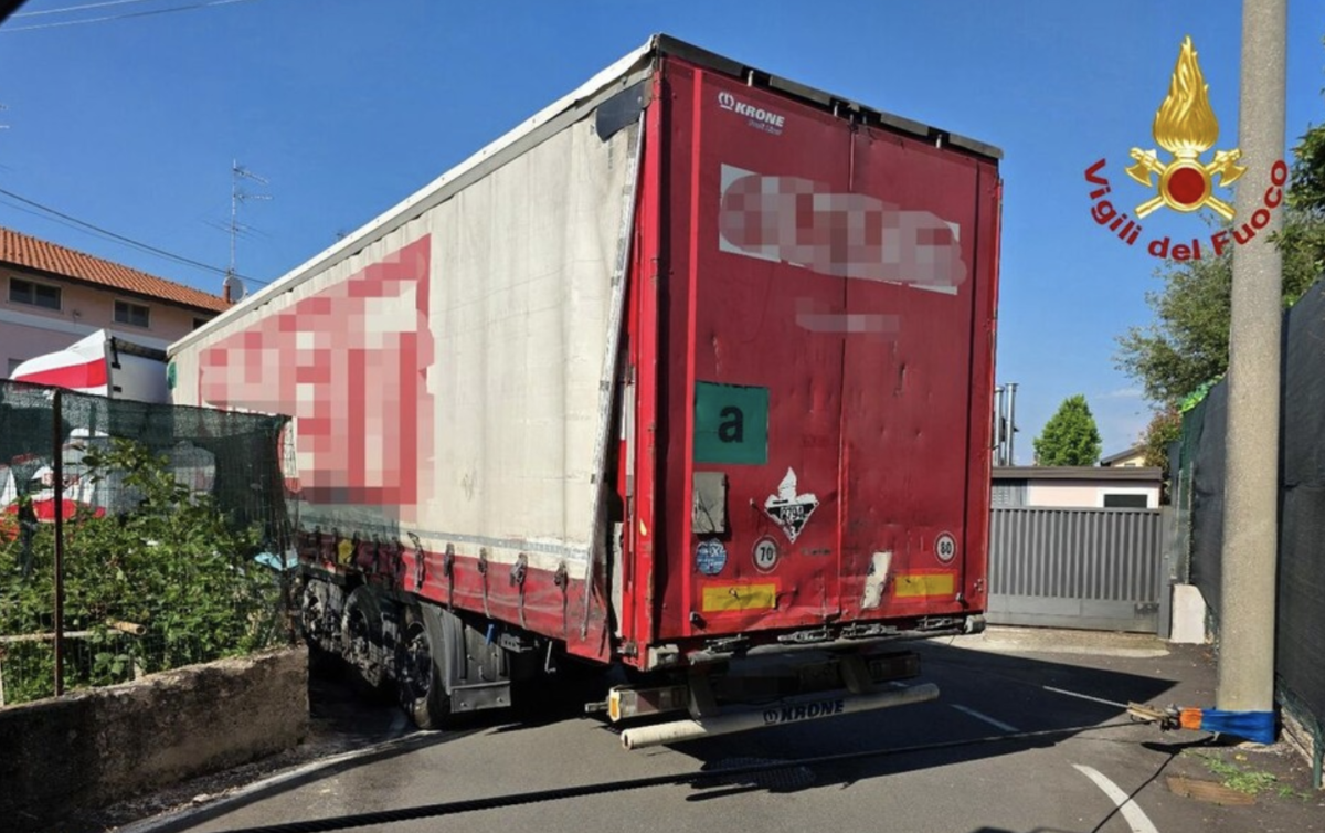 Fagnano Olona, incidente, camion incastrato tra le case
