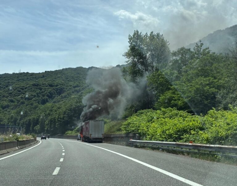 A26 Stresa, camion a fuoco