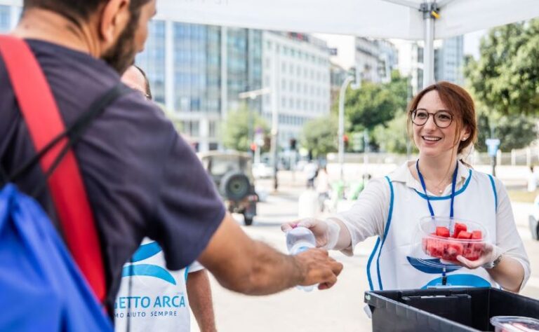 Milano, Fondazione Progetto Arca regala l’anguria ai senza tetto Ferragosto a Milano