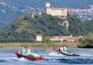 I RIVA DINANZI ALLA ROCCA DI ANGERA