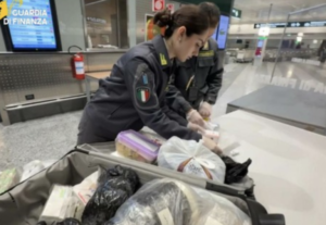 Malpensa: droga dalla Spagna, 3 in carcere