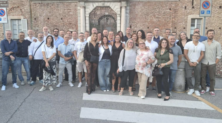 Fagnano Olona, classe 1976, festa per i 50 anni. Simpatico momento di inizio festa davanti al comune per la classe 1976.